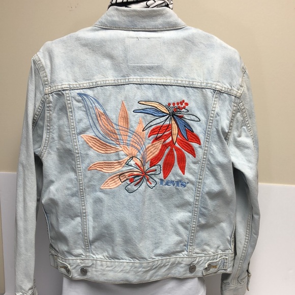 Levi’s Women’s Light wash Embroidered Trucker Jacket Size M - Picture 3 of 13